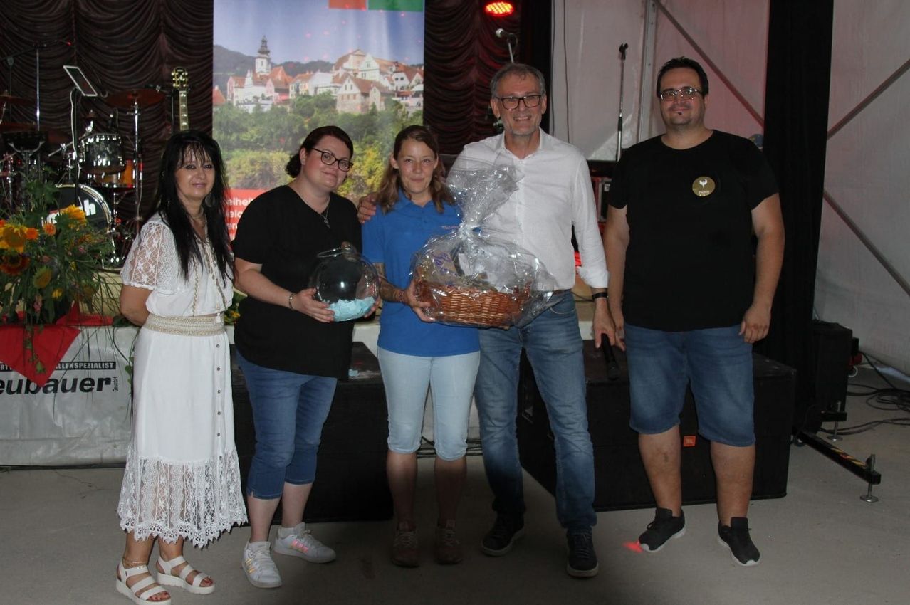 Bild enthält, Pants, Blouse, Potted Plant, Jeans, T-Shirt, Person, Portrait, Shoe, Shorts, People