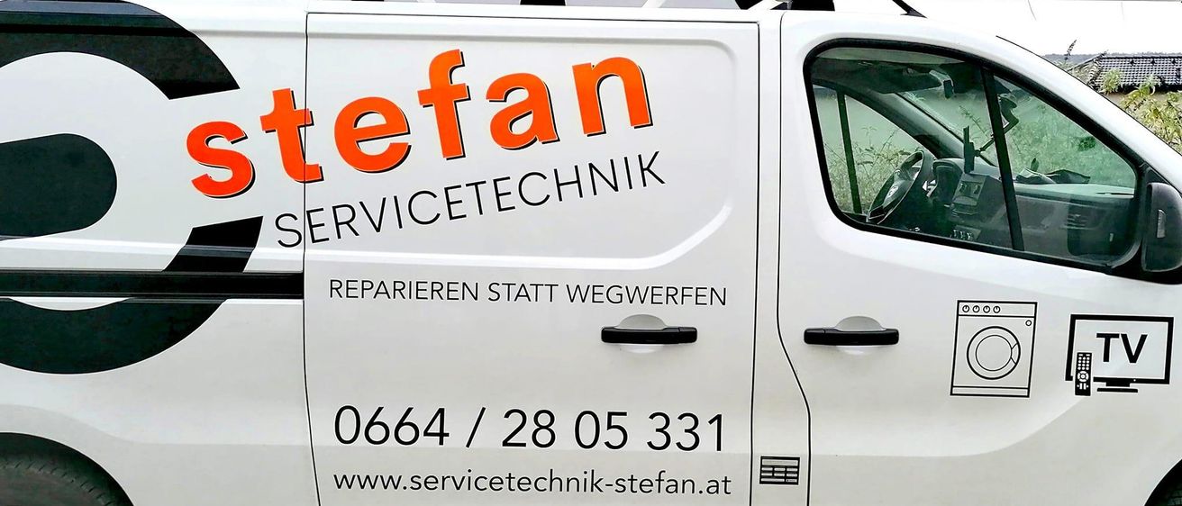 Ein weißer Lieferwagen hat 'tefan SERVICETECHNIK' in Orange auf der Seite. Darunter steht 'REPARIEREN STATT WEGWERFEN'. Die Telefonnummer 0664/28 05 331 und die Website www.servicetechnik-stefan.at sind ebenfalls angezeigt.