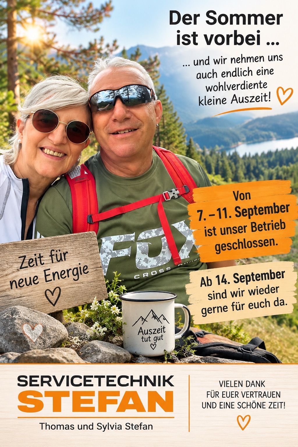 An elderly couple is smiling and posing for a photo in a forest. The man is wearing a green shirt with a backpack and sunglasses. The woman is wearing a white shirt and sunglasses. There is a wooden sign with the text 'Zeit fur neue Energie' and a mug with the text 'Auszeit tut gut'. There is a mountain and a lake in the background.