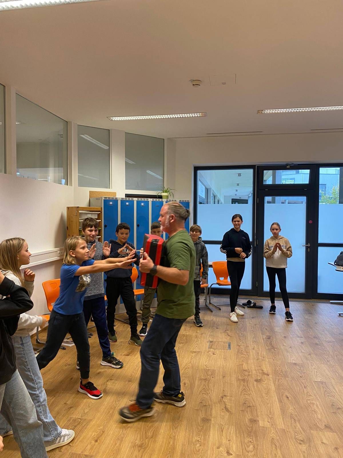 Bild enthält, People, Person, Dancing, Pilates, Working Out, Boy, Child, Male, Indoors, Jeans