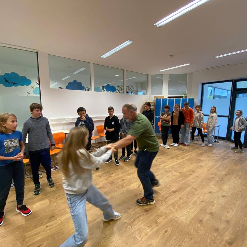 Bild enthält, People, Person, Adult, Male, Man, Dancing, Female, Woman, Shoe, Face