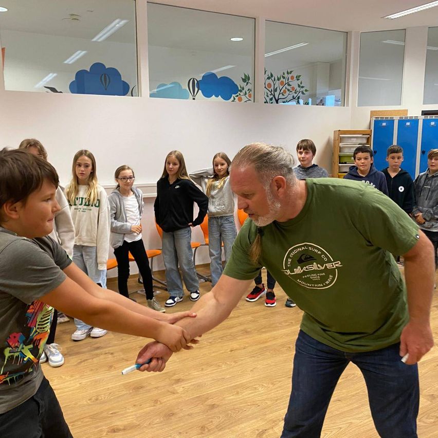 Bild enthält, Adult, Male, Man, Person, Hand, Boy, Child, Holding Hands, Glasses, Shoe