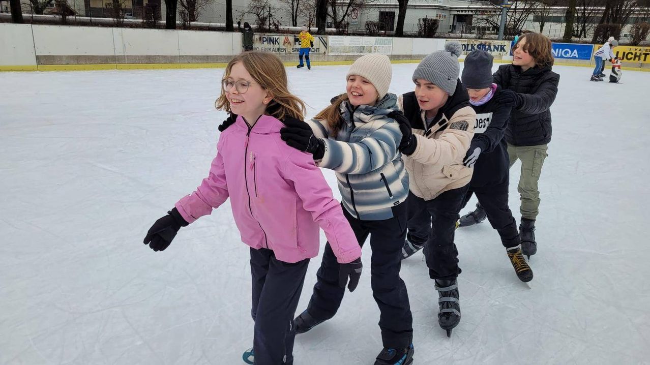 Bild enthält, Ice Skating Dancing, Person, Rink, Skating, Glove, Boy, Child, Male, Jacket, Face