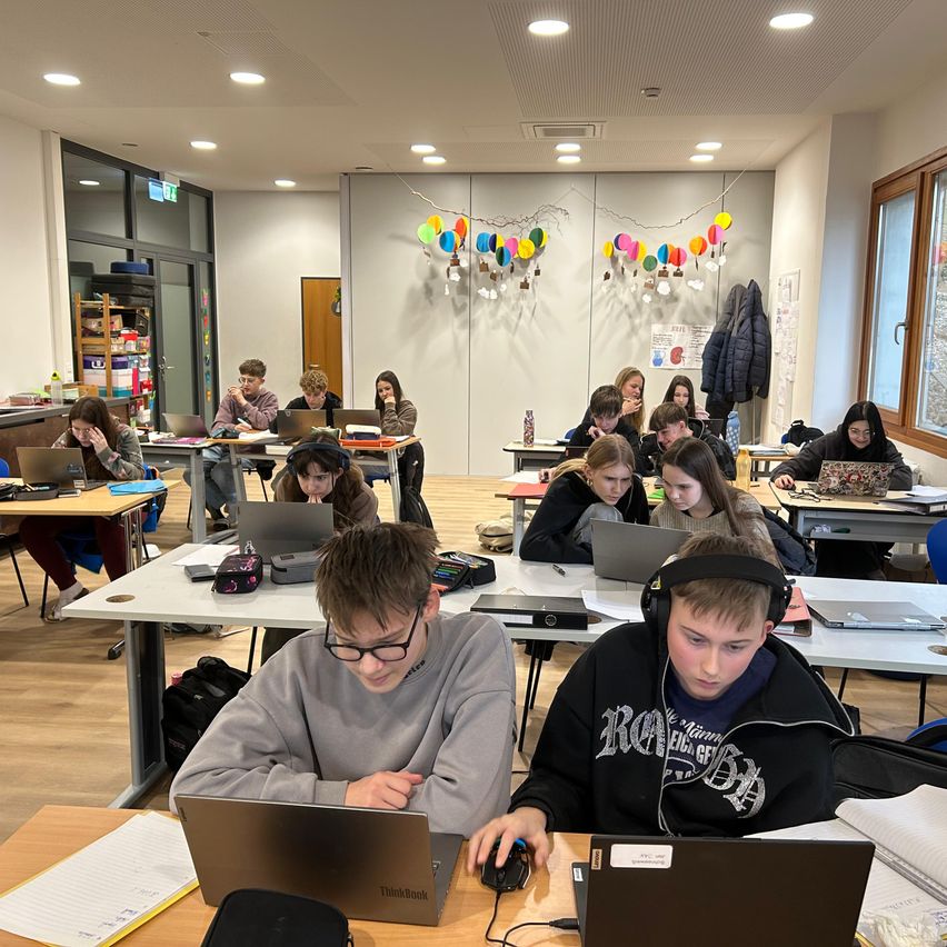 Bild enthält, Adult, Female, Person, Woman, Student, Boy, Male, Teen, Building, Face