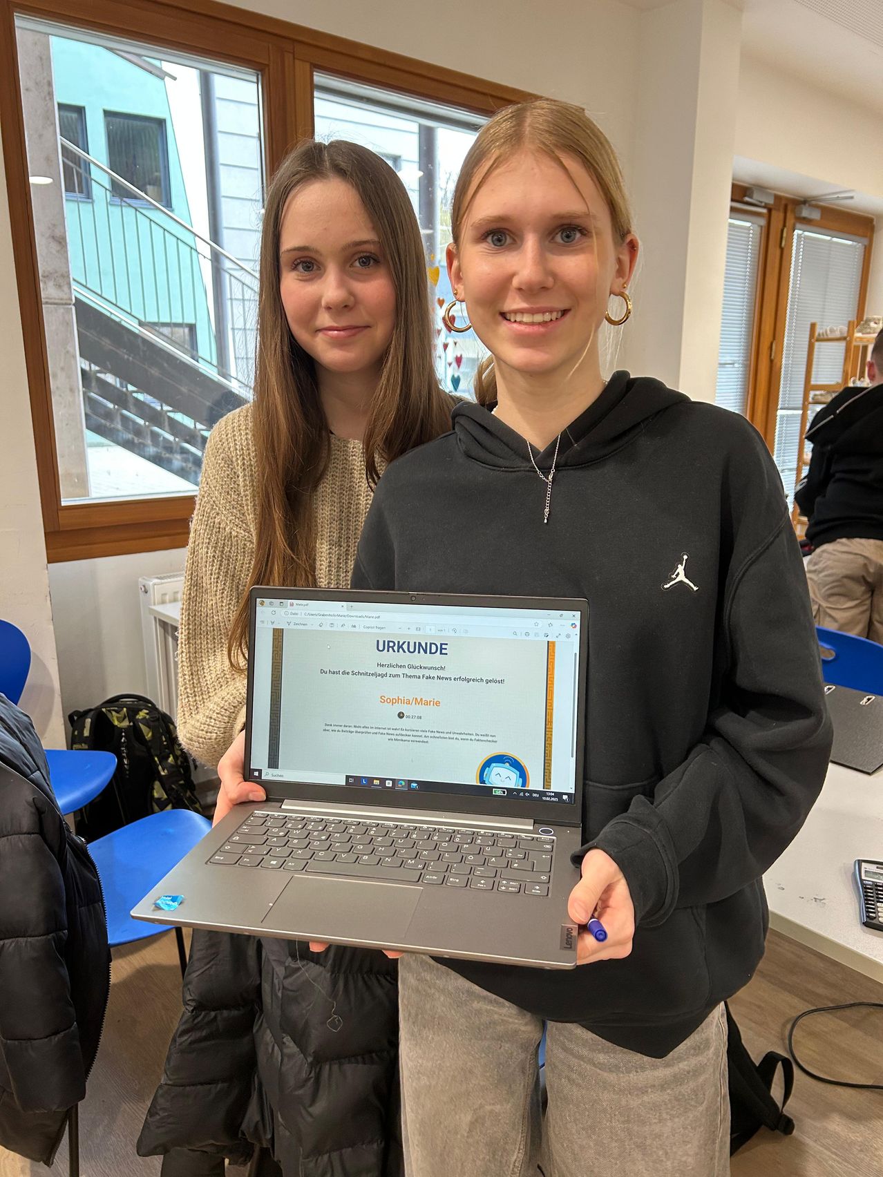 Bild enthält, Table, Laptop, Desk, Female, Girl, Person, Teen, Adult, Woman, Face