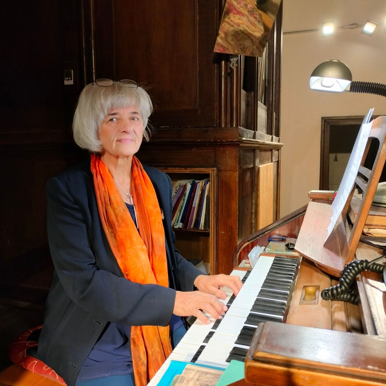 Bild enthält, Adult, Female, Person, Woman, Music, Musical Instrument, Musician, Performer, Glasses, Piano