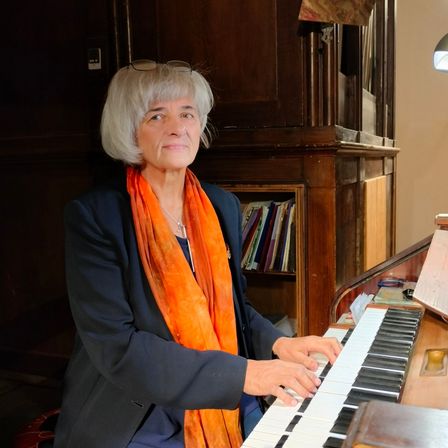 Bild enthält, Adult, Female, Person, Woman, Music, Musician, Performer, Piano, Necklace, Glasses