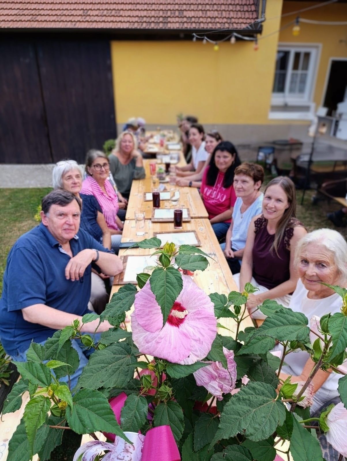 Bild enthält, Potted Plant, Backyard, Nature, Outdoors, Adult, Female, Person, Woman, Villa, Table