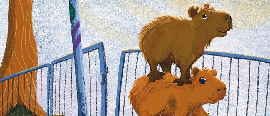 Drei Capybaras laufen in einem Zoogehege. Sie sind aufeinander gestapelt, mit einem blauen Schild, das 'Drei Wasserschweine' steht. Ein Vogel sitzt auf dem Schild. Der Zaun und der Baum sind ebenfalls blau.