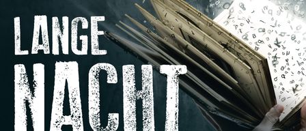 Ein Plakat zur 'Lange Nacht der Bibliotheken' mit einem offenen Buch und fliegenden Buchstaben.