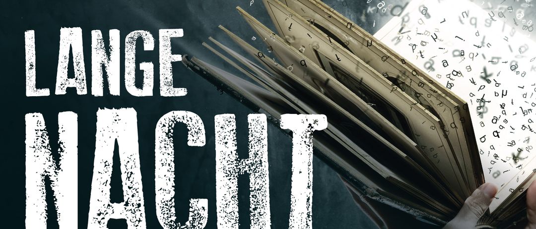 Ein Plakat zur 'Lange Nacht der Bibliotheken' mit einem offenen Buch und fliegenden Buchstaben.