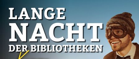 Ein Plakat für die Nacht der Bibliotheken, mit einem Mann in Anzug und Schutzbrille, der ein offenes Buch hält. Datum: Samstag, 25. April 2026.