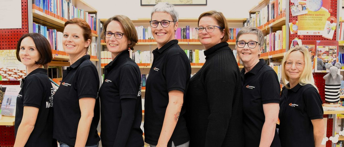 Bild enthält, Book, Publication, Library, Adult, Female, Person, Woman, Glasses, Male, Man