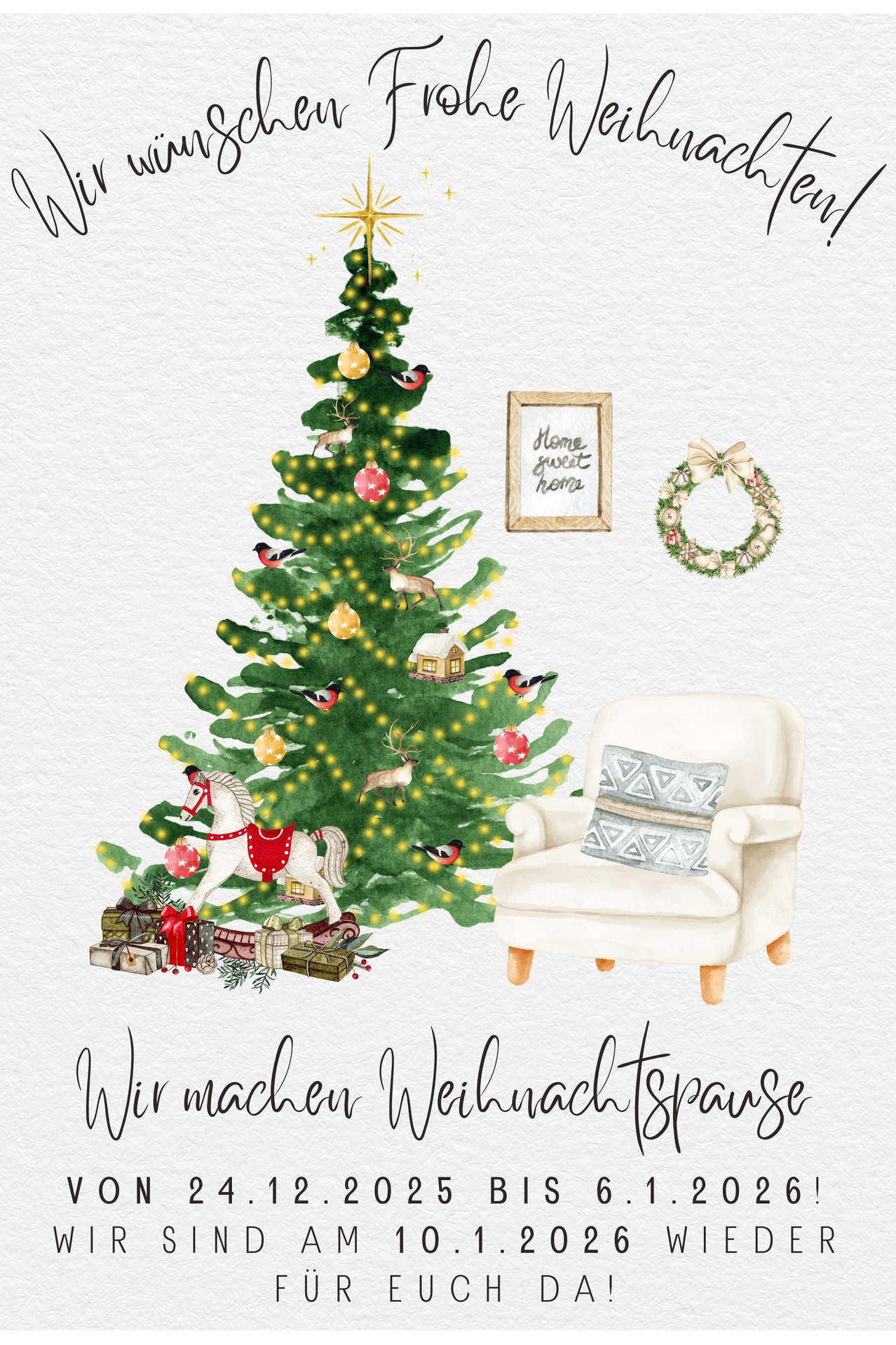 Ein Weihnachtsbaum mit Ornamenten, einem Hirsch und einem Pferdespielzeug. Ein Kranz und ein Rahmen mit dem Text 'Home sweet home'. Ein weißer Sessel mit einem dekorativen Kissen. Der Text lautet 'Wir machen Weihnachtspause'.