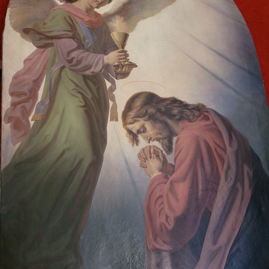Ein Gemälde zeigt einen Engel, der einen Kelch mit einer brennenden Flamme hält und über einem knienden Mann im Gebet schwebt.