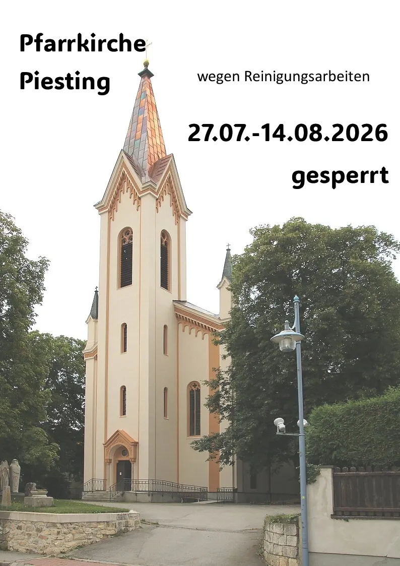 Eine Kirche mit einem Turm und einem mehrfarbigen Dach, umgeben von Bäumen. Der Text darüber lautet 27.07.-14.08.2026 gesperrt.