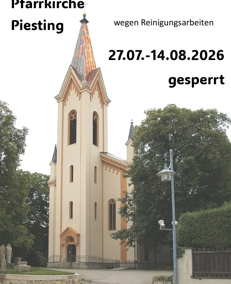 Eine Kirche mit einem Turm und einem mehrfarbigen Dach, umgeben von Bäumen. Der Text darüber lautet 27.07.-14.08.2026 gesperrt.