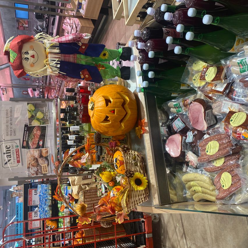 Bild enthält, Food, Sweets, Candy, Person, Architecture, Building, Face, Head, Indoors, Shop