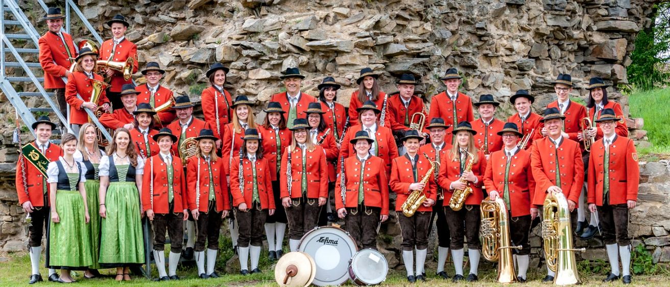 Bild enthält, People, Person, Group Performance, Music, Music Band, Musical Instrument, Musician, Performer, Coat, Groupshot