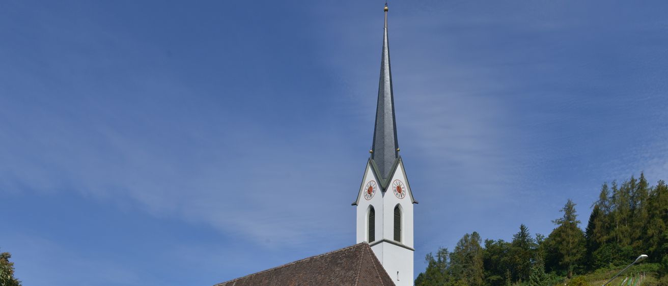 Bild enthält, Architecture, Building, Spire, Tower, Road, Tarmac, Clock Tower, Intersection, Arch, Gothic Arch