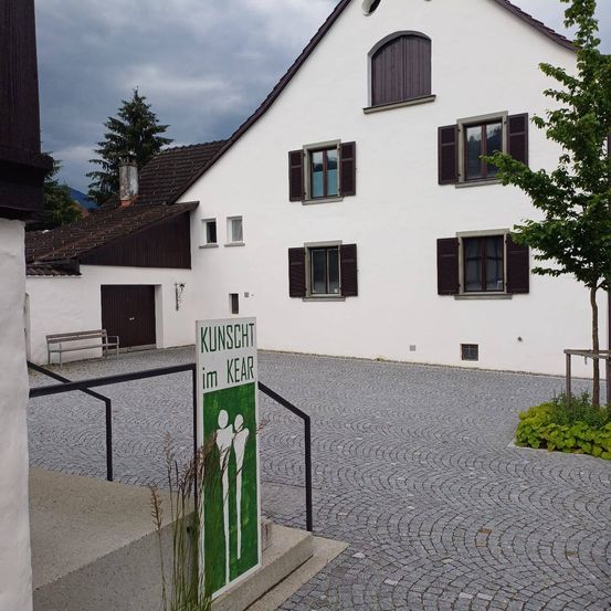 Bild enthält, Architecture, Building, Housing, Outdoors, Gothic Arch, House, Villa, Road, Aerial View, City