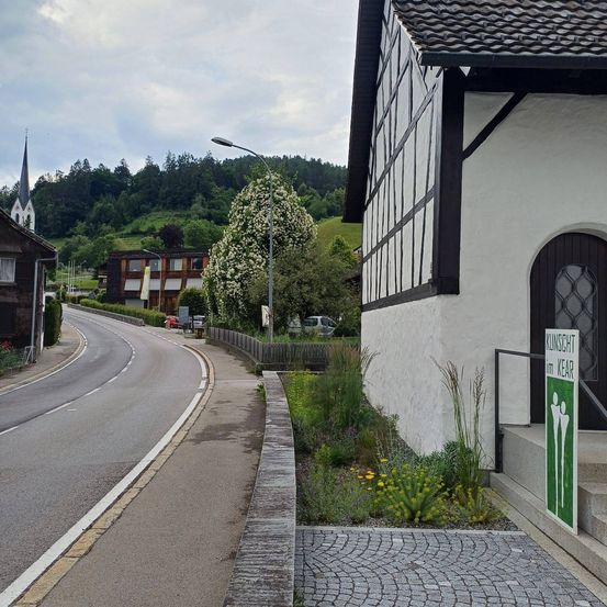 Bild enthält, Road, Path, City, Street, Urban, Outdoors, Suburb, Housing, Car, Nature