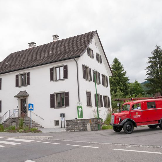 Bild enthält, Road, Tarmac, Neighborhood, Fir, Tree, Truck, Vehicle, Wheel, Caravan, Person