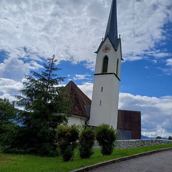 Bild enthält, Arch, Architecture, Building, Spire, Tower, Gothic Arch, Clock Tower, Outdoors