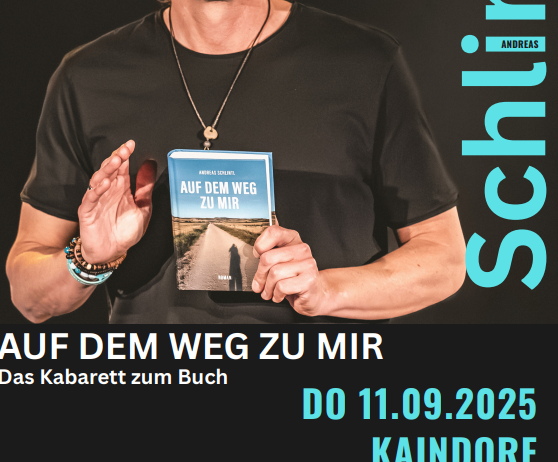 Plakat eines lächelnden Mannes, der ein Buch mit dem Titel 'Auf dem Weg zu Mir' hält. Veranstaltungsdetails umfassen Datum, Ort und Ticketinformationen. QR-Code und Sponsoren-Logos vorhanden.