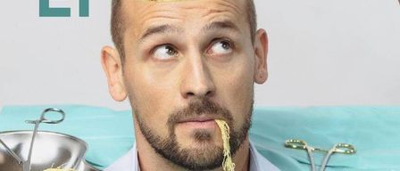 Ein Mann wird mit Nudeln auf dem Kopf und im Mund dargestellt, was darauf hindeutet, dass er mit seinem Gehirn isst. Das Bild zeigt eine Schüssel mit Nudeln, medizinischen Instrumenten und Text auf Deutsch.