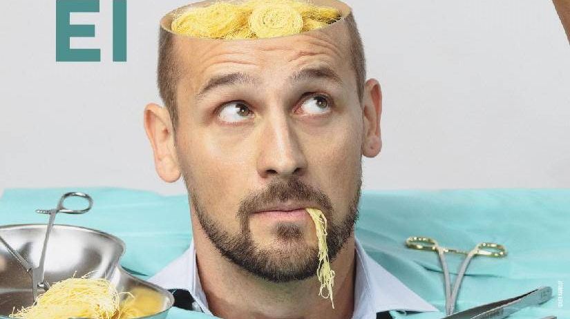 Ein Mann wird mit Nudeln auf dem Kopf und im Mund dargestellt, was darauf hindeutet, dass er mit seinem Gehirn isst. Das Bild zeigt eine Schüssel mit Nudeln, medizinischen Instrumenten und Text auf Deutsch.