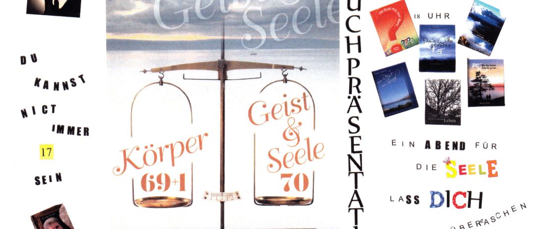 Werbeplakat für eine Buchveranstaltung mit dem Titel 'Körper & Seele' von Monika Pfeifer, mit einer Waage, Gewichten beschriftet 69+1 und 70, und einer Kontakt-E-Mail-Adresse.