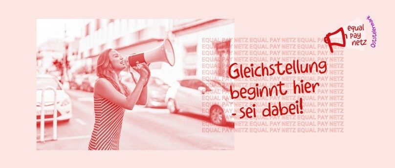 Eine Frau auf einer Stadtstraße hält ein Megaphon mit dem Slogan 'Gleichstellung beginnt hier. Seid dabei!'. Der Hintergrund ist mit wiederholtem Text 'EQUAL PAY NETZ EQUAL PAY' gefüllt.
