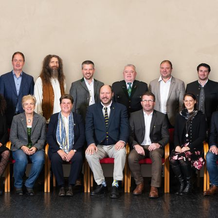 Bild enthält, Groupshot, Person, Adult, Female, Woman, People, Male, Man, Suit, Coat