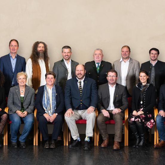 Bild enthält, Groupshot, Person, Adult, Female, Woman, People, Male, Man, Suit, Coat