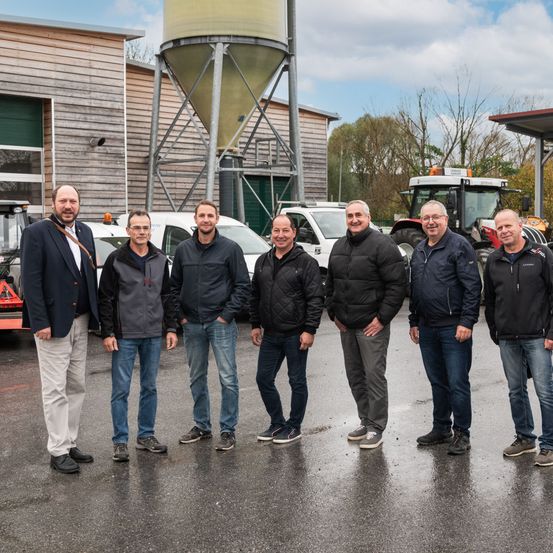 Bild enthält, People, Person, Jeans, Pants, Coat, Jacket, Adult, Male, Man, Shoe