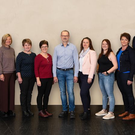 Bild enthält, Groupshot, Person, Jeans, Adult, Female, Woman, Male, Man, Shoe, Shirt