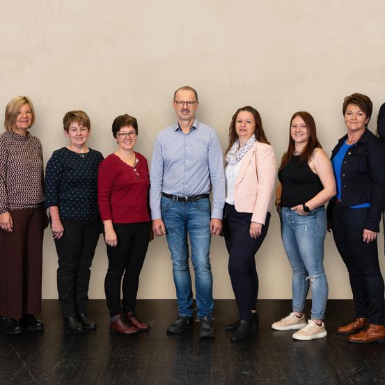 Bild enthält, Groupshot, Person, Jeans, Adult, Female, Woman, Male, Man, Shoe, Shirt