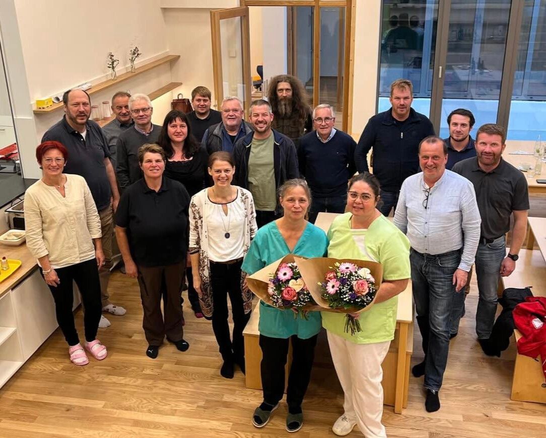 Bild enthält, Groupshot, Person, Adult, Female, Woman, People, Male, Man, Jeans, Flower Arrangement