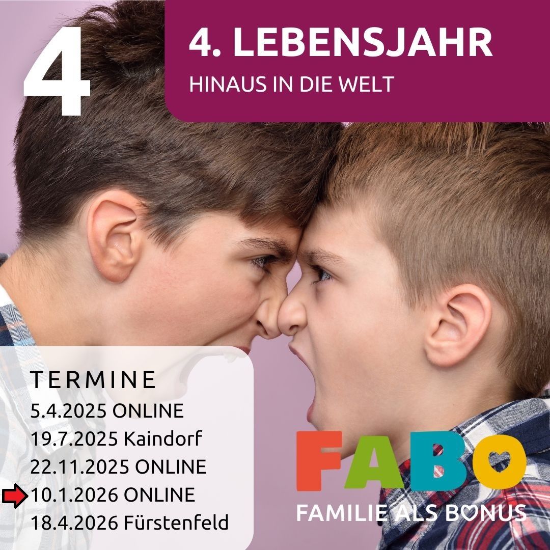 Ein Werbeplakat mit zwei Jungen, die einander gegenüberstehen. Ein Junge hat einen roten Pfeil, der auf ihn zeigt. Das Plakat enthält Termine und Daten für eine familienorientierte Veranstaltung.