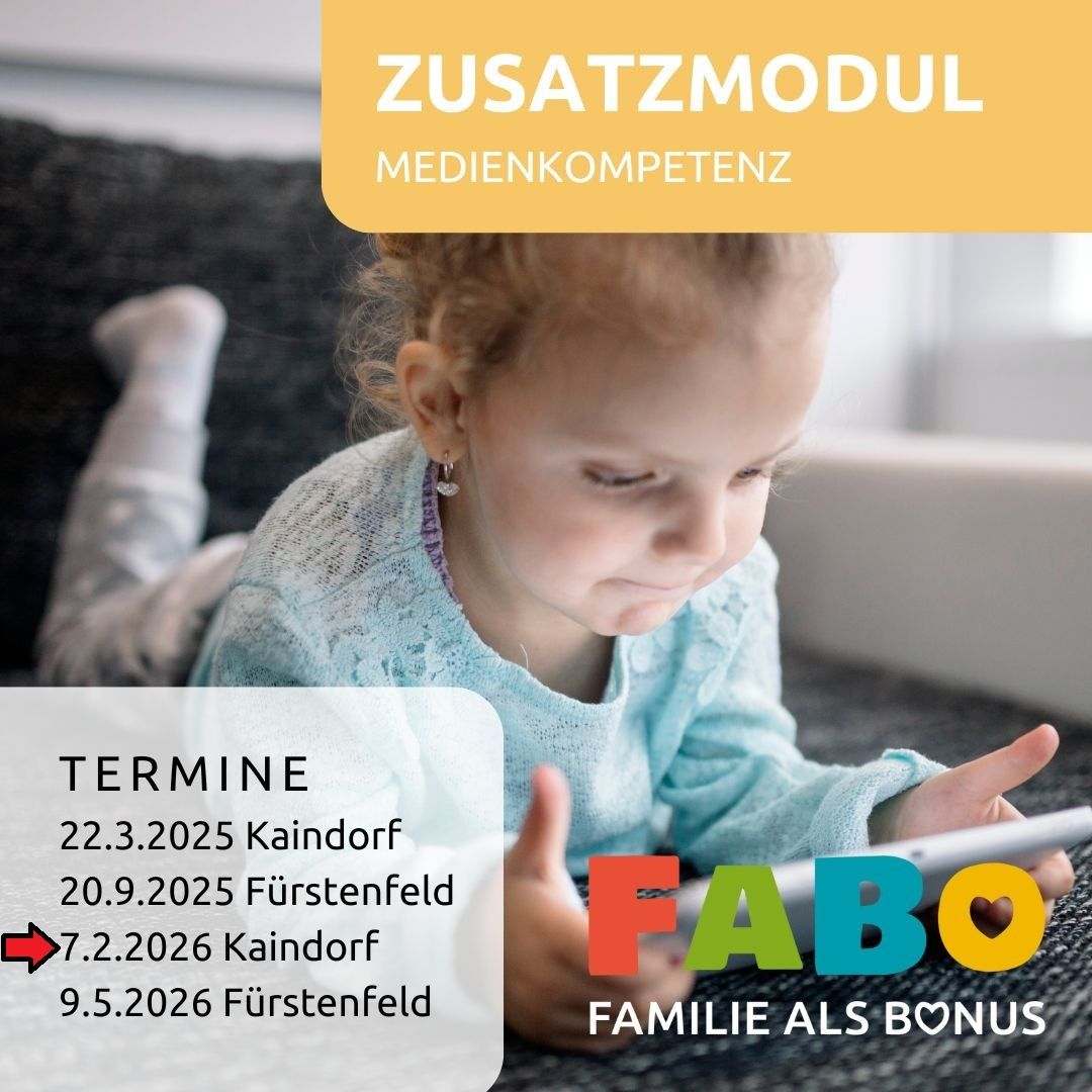 Ein Werbeplakat mit einem kleinen Mädchen, das ein Tablet benutzt. Termine und Orte werden erwähnt. Der Text lautet Zusatzmodul Medienkompetenz, Termine, Kaindorf, Furstenfeld, Faboo und Familie als Bonus.