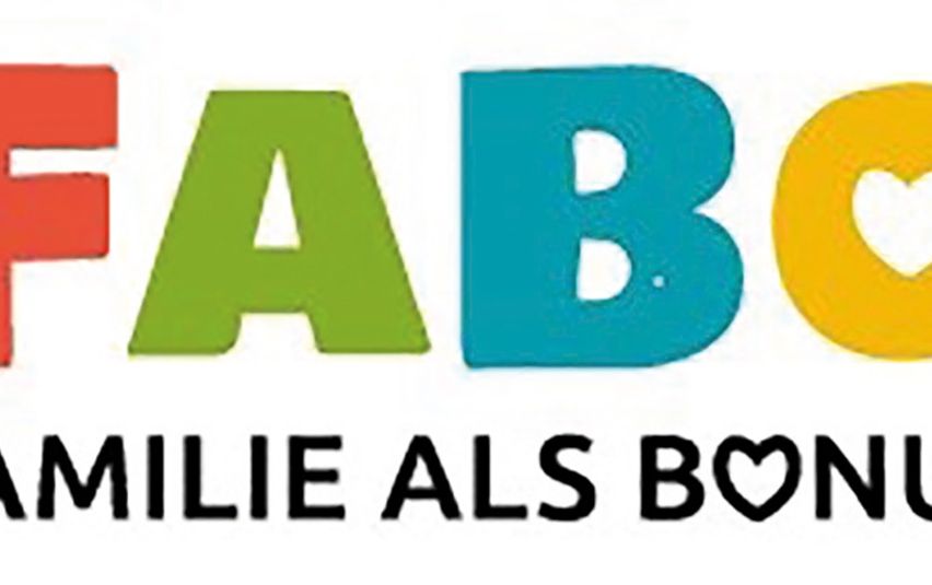 Logo mit dem Wort 'FAMILIE ALS B❤N' in einer verspielten Schriftart, wobei die Buchstaben F, A, B, O und N in verschiedenen Farben sind.