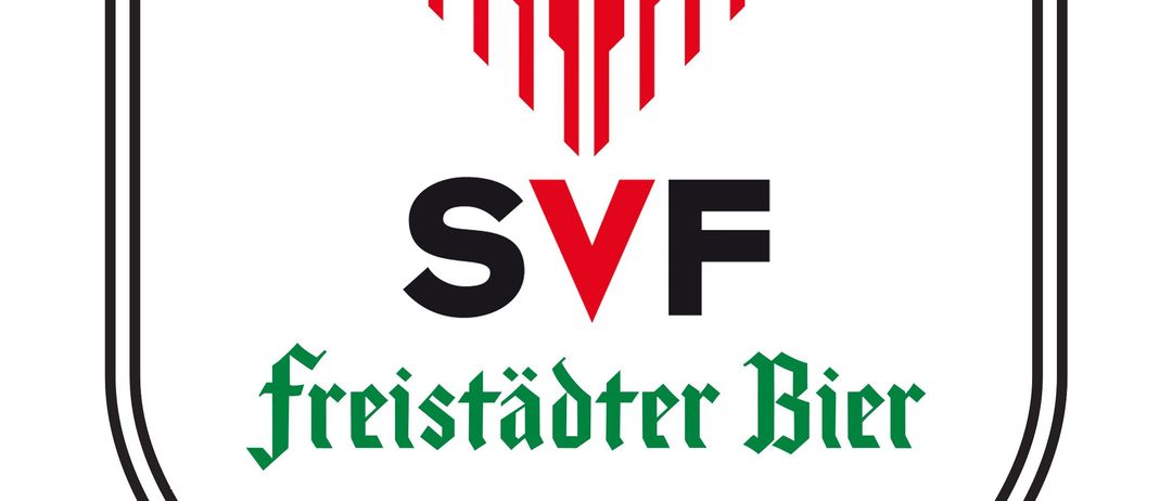 Das Logo für Sportverein Freistadt, mit einem Fußball und einem Wappenschild, 'SVF' und 'freistadter Bier' in Grün und Rot.