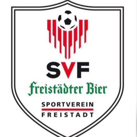 Das Logo des Sportverein Freistadt zeigt ein Schilddesign mit roten und grünen Streifen. Oben befindet sich ein Fußball, und darunter sind die Buchstaben SVF deutlich zu sehen. Der Name Freistadter Bier ist in Grün unter dem Fußball geschrieben, und der Begriff SPORTVEREIN steht in Rot unter dem Namen.