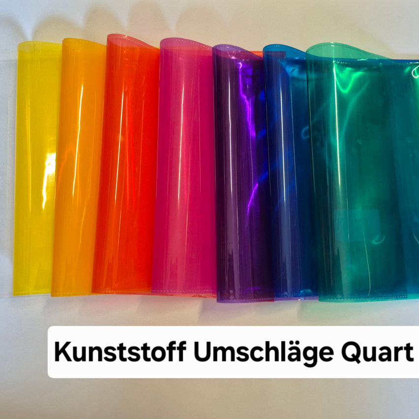 Sieben transparente, glänzende Hüllen in verschiedenen Farben wie Gelb, Orange, Rot, Pink, Lila, Blau und Grün. Darunter befindet sich ein weißer Aufkleber mit der Aufschrift Kunstoff Umschläge Quart.