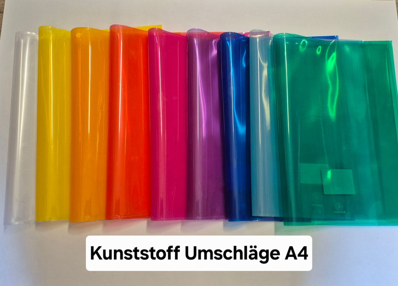 Eine Reihe bunter Plastikhüllen, jede in einer anderen Farbe, beschriftet mit 'Kunststoff Umschläge A4'.
