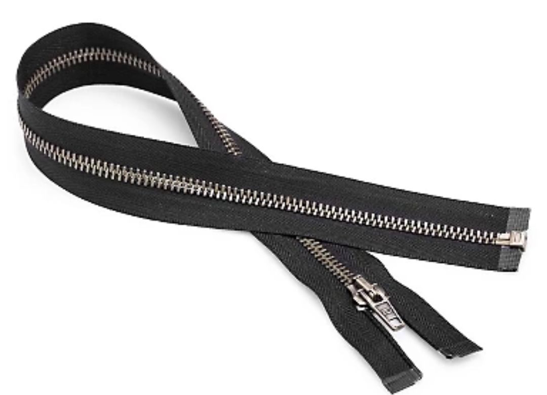Ein Nahaufnahme einer schwarzen Reißverschlussleiste mit silbernen Zähnen, auf einem weißen Hintergrund, zeigt die Textur und Konstruktion.