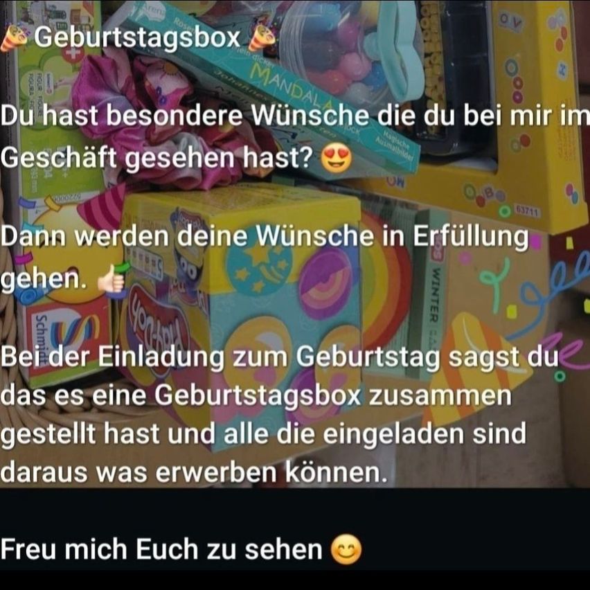 Das Bild zeigt eine Geburtstagsbox mit verschiedenen Spielzeugen und Süßigkeiten und betont besondere Wünsche während einer Geburtstagsfeier. Es zeigt die Einladung zu einer Geburtstagsfeier, bei der die Gäste Artikel aus der Box kaufen können.