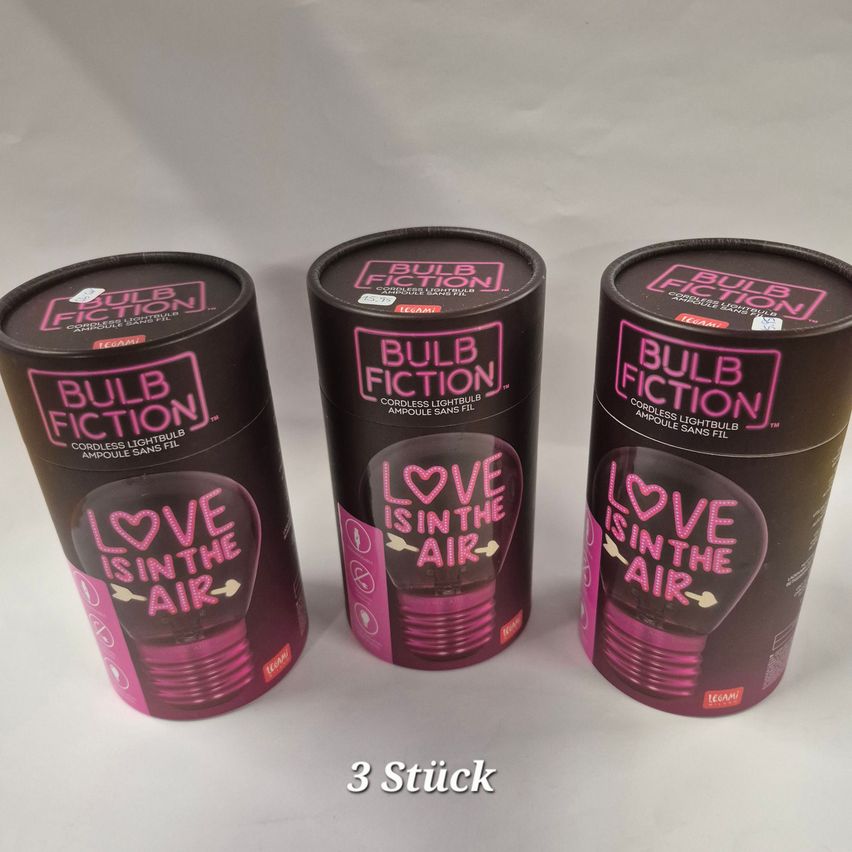 Drei zylindrische Behälter mit einem rosa und schwarzen Design. Jeder Behälter hat den Text 'Bulb Fiction' und 'Love is in the Air' darauf geschrieben. Unten ist eine rosa Glühbirnendarinstellung. Die Behälter stehen auf einem weißen Hintergrund.