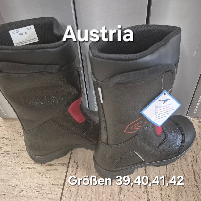 Ein Paar schwarze und rote Austria-Stiefel mit einem UK 6-Etikett und einem roten Logo an der Seite. Die Stiefel sind in den Größen 39, 40, 41 und 42 erhältlich.